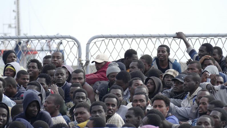 Trasferiti a Crotone 169 migranti arrivati in Sicilia e che hanno concluso la quarantena