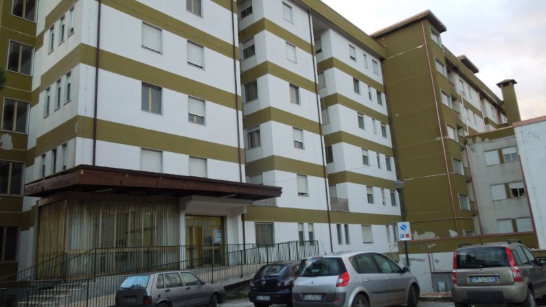 Rapina un medico mentre visita in ospedalePaura nel Vibonese, ricercato il malvivente