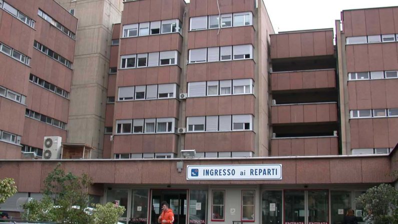 Neonato nasce morto nell'ospedale di ReggioLa procura apre indagine e sequestra documenti