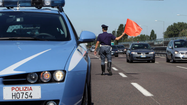 Fugge con un'auto rubata e viene investitoGrave un uomo dopo un incidente nel Lametino