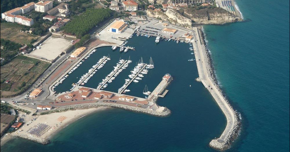 Una veduta dall'alto del porto di Tropea