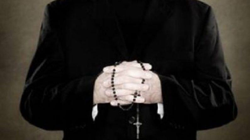 Sacerdote accusato di pedofilia: avrebbe molestato 17 minorenni in una parrocchia del Catanzarese