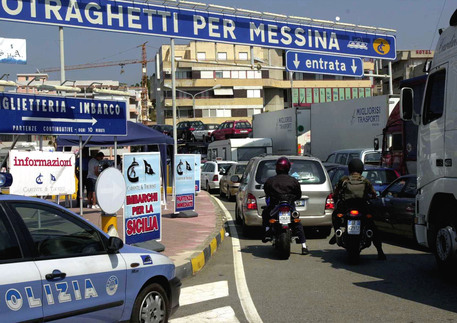 Tre ore di attesa per imbarcarsi a Villa San Giovanni, lunghe code anche sull'autostrada