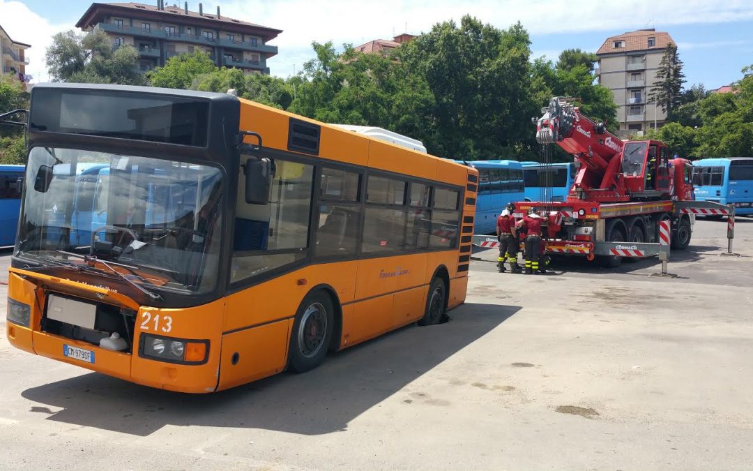 FOTO – Si apre una voragine nella strada a Vibo Valentia  Autobus delle Ferrovie della Calabria finisce nella buca