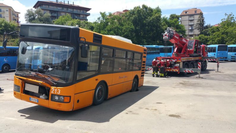 FOTO - Si apre una voragine nella strada a Vibo ValentiaAutobus delle Ferrovie della Calabria finisce nella buca