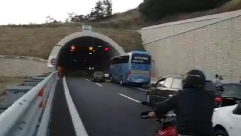VIDEO - Il sistema informatico dell'autostrada va in tilte i tabelloni segnalano veicoli contromano: Traffico bloccato