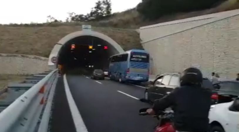 VIDEO – Il sistema informatico dell’autostrada va in tilt  e i tabelloni segnalano veicoli contromano: Traffico bloccato