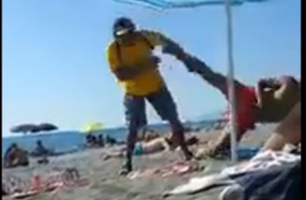 VIDEO – Extracomunitario picchiato sulla spiaggia  La discussione per il pagamento di un tatuaggio