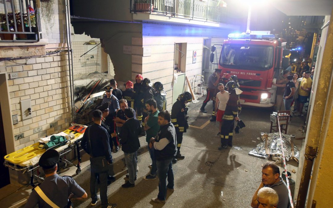 Esplosione a Lavello in provincia di Potenza, tre morti  Crolla il solaio di una palazzina diversi i feriti