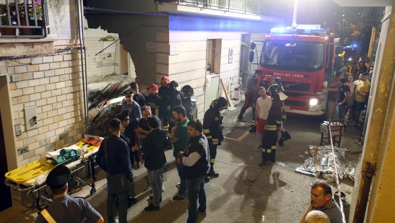 Esplosione a Lavello nel Potentino, 3 mortiCrolla il solaio di una palazzina diversi i feriti