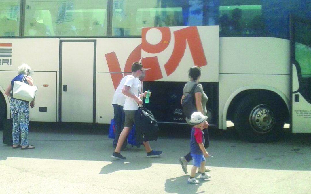 I passeggeri mentre salgono sul bus sostitutivo