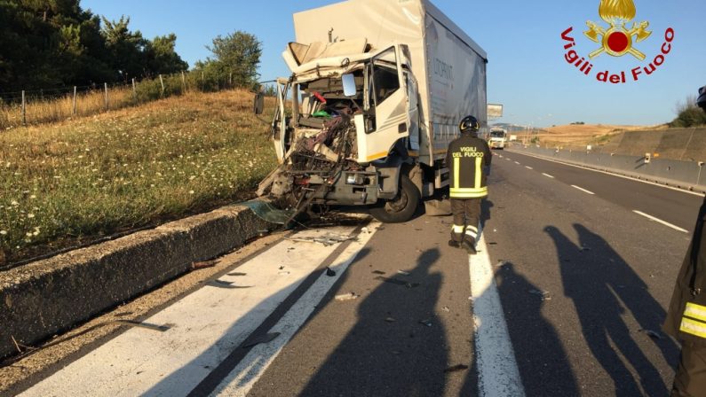 Schianto sulla Napoli Bari: un ferito incastrato tra le lamiere