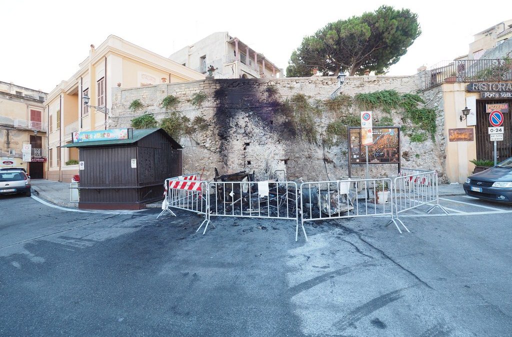 Il chiosco distrutto dal rogo (Foto Vittorio Bozzolo)