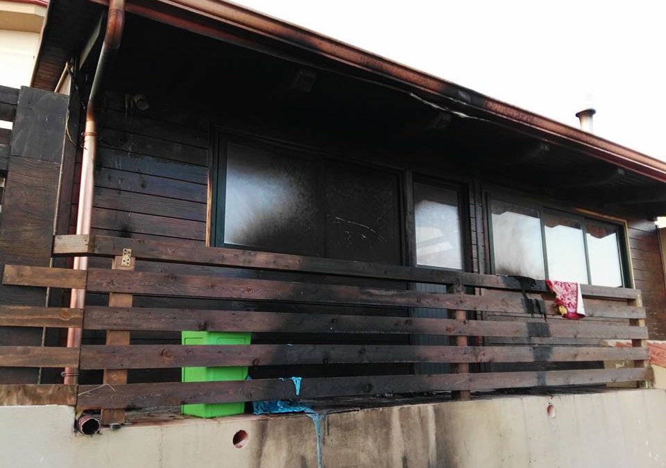 La veranda danneggiata dalle fiamme