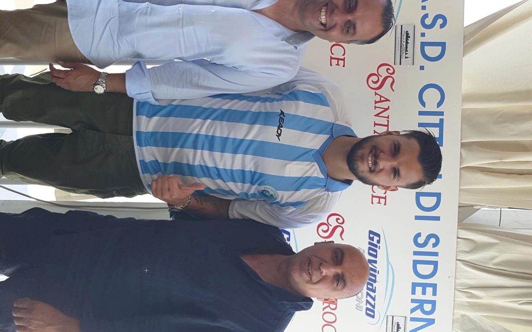 Luca Savasta firma per il Siderno