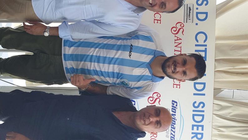 Luca Savasta firma per il SidernoIl club jonico fa sul serio