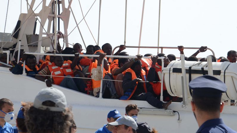 FOTO - Sbarco di mille migranti a Reggio Calabria, c'è anche una neonata