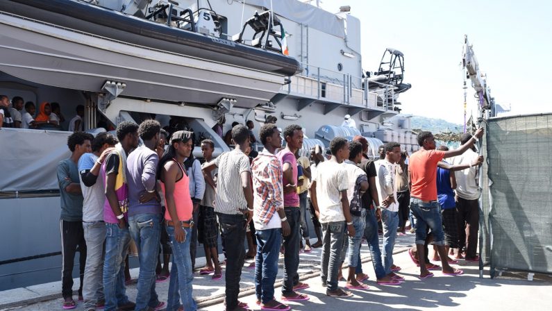 Oltre cinquecento migranti arrivati al porto di Reggio Calabria, 7 ricoverati in ospedale