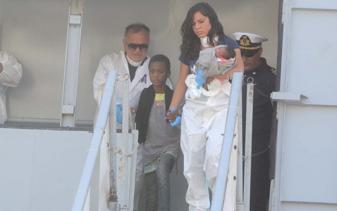 Mille migranti sbarcati a Reggio Calabria, c’è anche una neonata