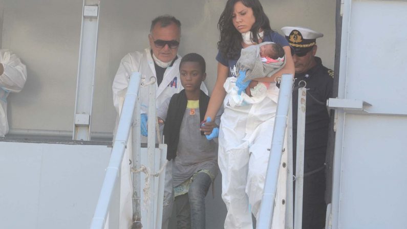 Mille migranti sbarcati a Reggio Calabria, c’è anche una neonata