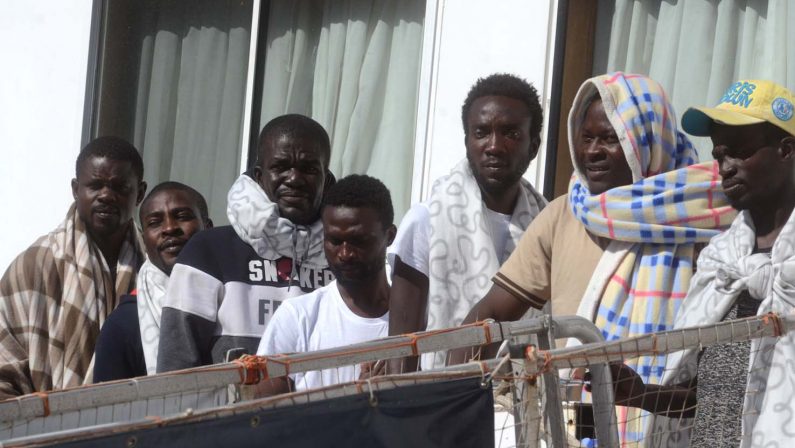Immigrati, nave britannica nel porto di ReggioSbarcate 332 persone, molte delle quali eritree