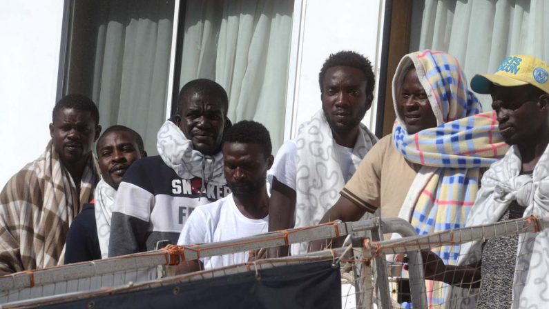 Migranti, arresto per due persone accusate di essere scafisti