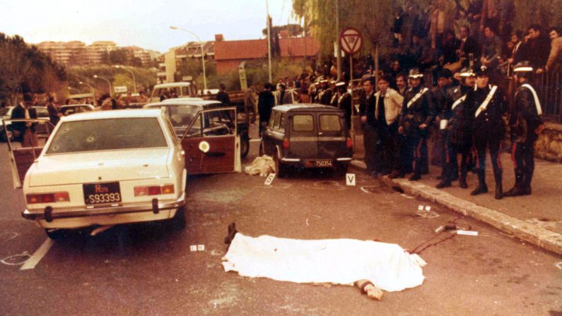 Caso Aldo Moro, un boss della 'ndrangheta presentesul luogo del sequestro: la svolta in una fotografia 