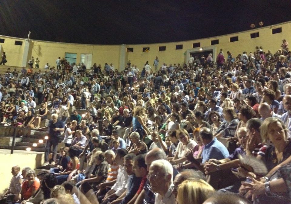 Cosenza, presentata la rassegna “Chi è di scena”: teatro e concerti a Castrolibero