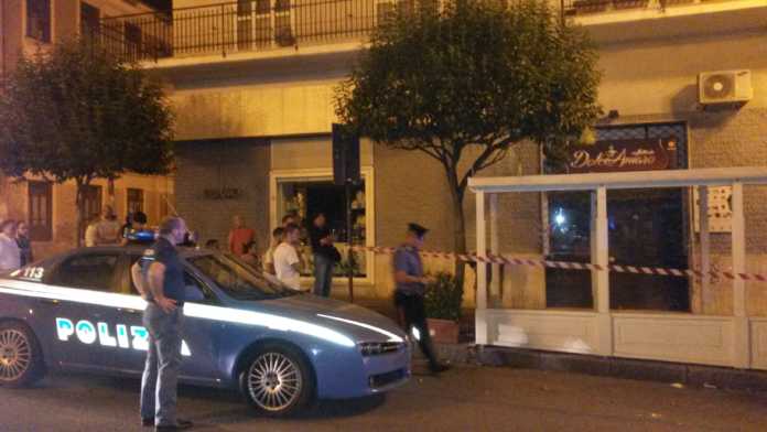 A Lamezia in azione il giovane incappucciatoBomba davanti al bar, è la quinta intimidazione