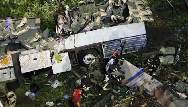 Strage del viadotto Acqualonga: a tre anni dalla tragedia l'Irpinia ricorda le 40 vittime