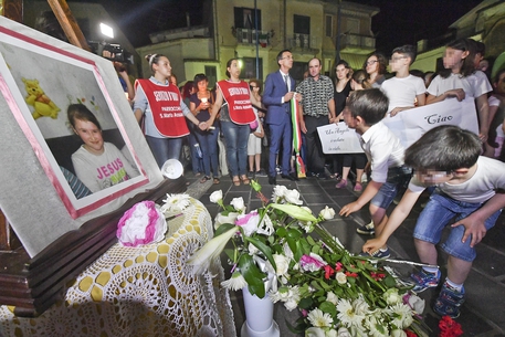 Salerno, lacrime e dolore al funerale della piccola Maria. E continua la caccia all'assassino