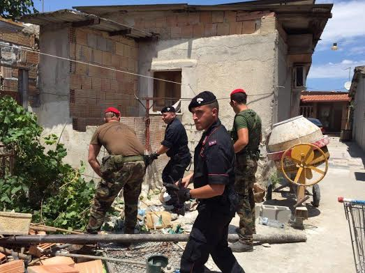 Blitz dei carabinieri in un quartiere popolare di Crotone: arrestate due donne, sequestrata merce rubata