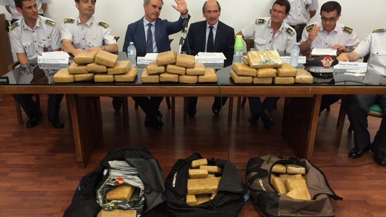 Nuovo maxi sequestro di cocaina a Gioia TauroIspezione 1.500 contanier svela 80 chili di droga