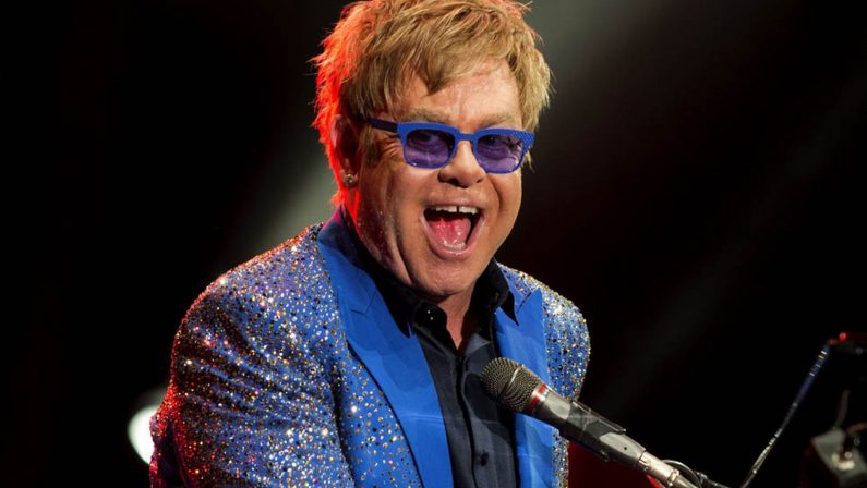 Pompei, è “febbre” per l’arrivo di Elton John:  biglietti anche a oltre 1000 euro