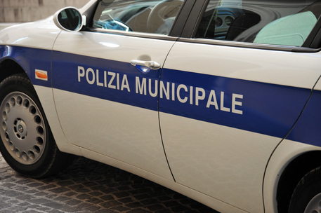 Strappa la pistola ad una poliziatta, arrestato 21enne