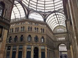 Napoli, sequestro d'urgenza di negozi nella storica Galleria Umberto: danno erariale di 4 milioni di euro
