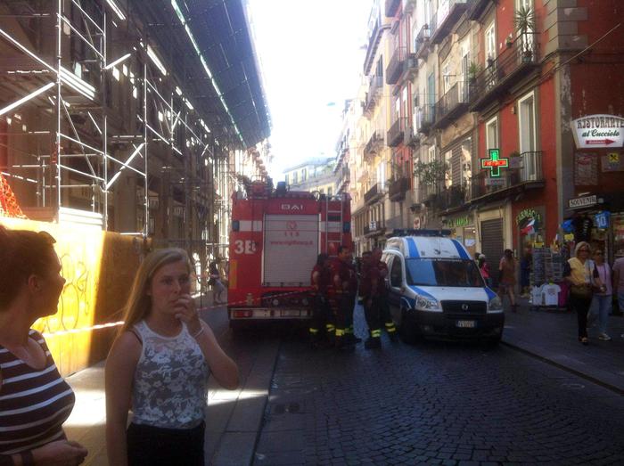 Napoli, panico in Galleria Umberto: tornano a crollare i calcinacci