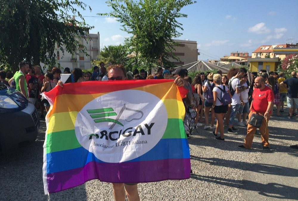 FOTO – Il gay pride a Tropea: le immagini del raduno e del corteo