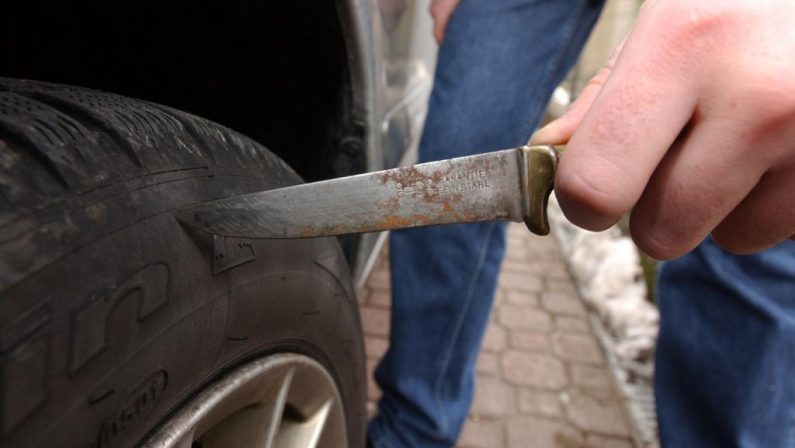 Intimidazione nel Cosentino, tagliate le gommea diversi automezzi del Comune: indagini