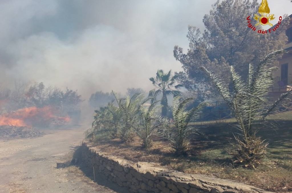 Le fiamme vicino ad un'abitazione