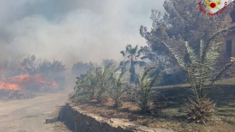 Giornata da incubo nel Crotonese, incendio distrugge  aziende e automezzi, lambite molte case