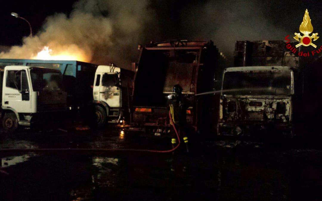 FOTO – Bruciati i mezzi di una ditta di raccolta rifiuti nel Crotonese