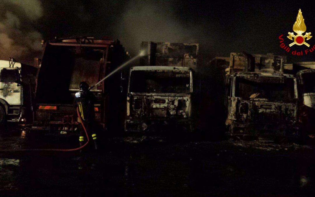 Incendiati in provincia di Crotone sette mezzi di una azienda che si occupa di raccolta dei rifiuti