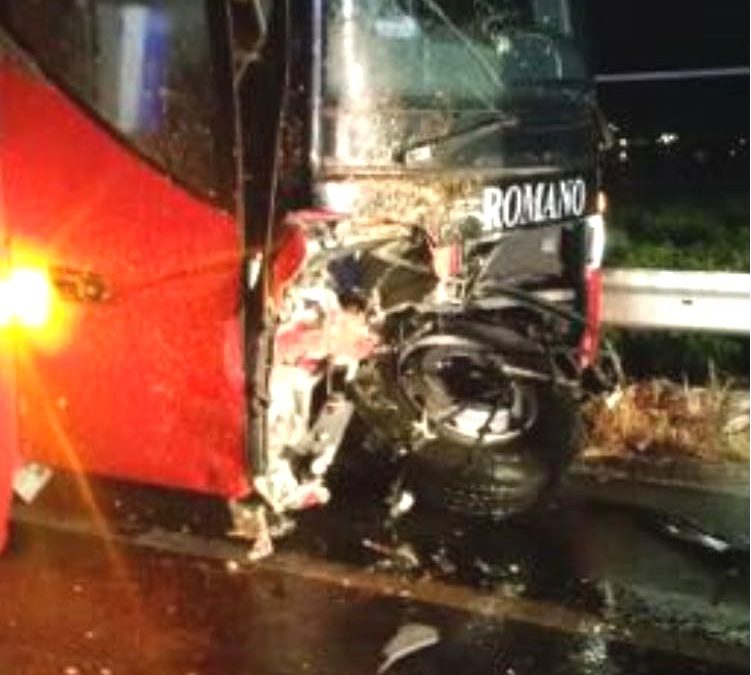 Automobile si scontra con un autobus nel Cosentino, il bilancio è di un morto e sei feriti