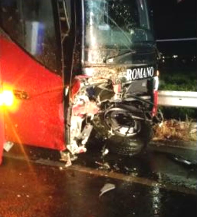 FOTO - Un morto e sei feriti in un incidente sulla Statale 106 a Rossano