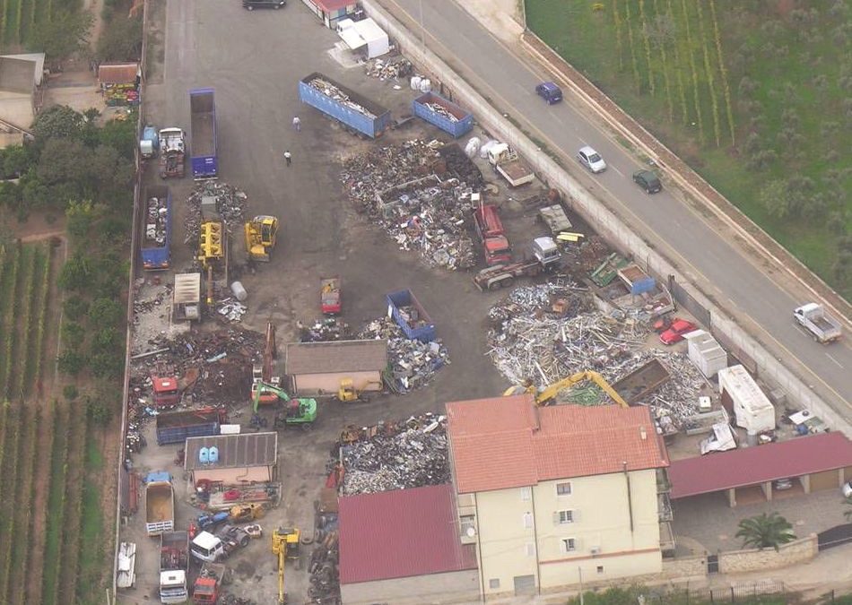 L'autodemolizione sequestrata a Lamezia