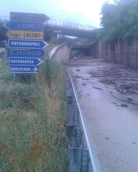 Pioggia, cadono massi sull’Ofantina: strada bloccata all’altezza di San Mango