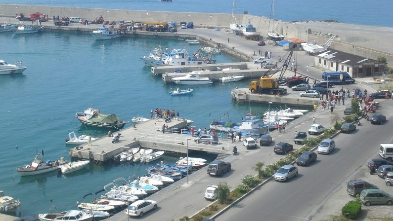 Porto insabbiato a Cetraro, l’ira dei pescatori