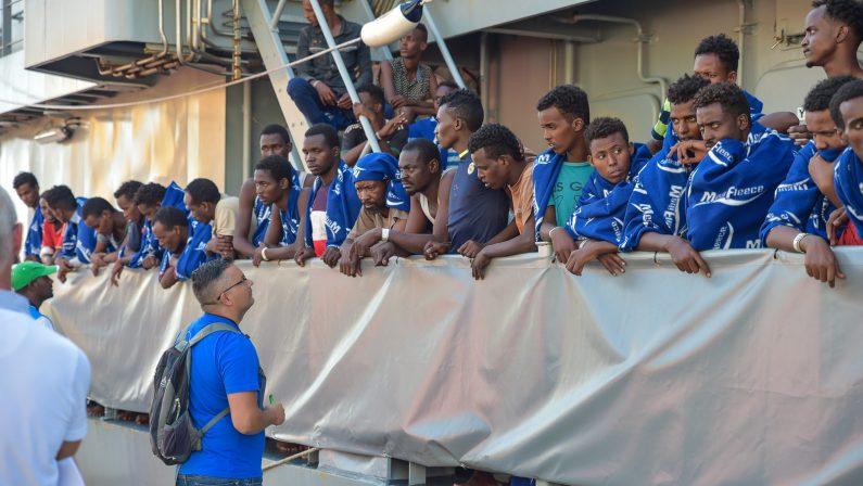 Immigrati, ancora tragedie nel Mare MediterraneoA Vibo arrivano 720 persone soccorse su barcone 