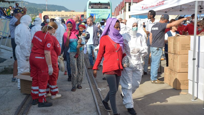 Immigrati, secondo sbarco in pochi giorni a ViboNel porto giunte 250 persone: ci sono anche feriti